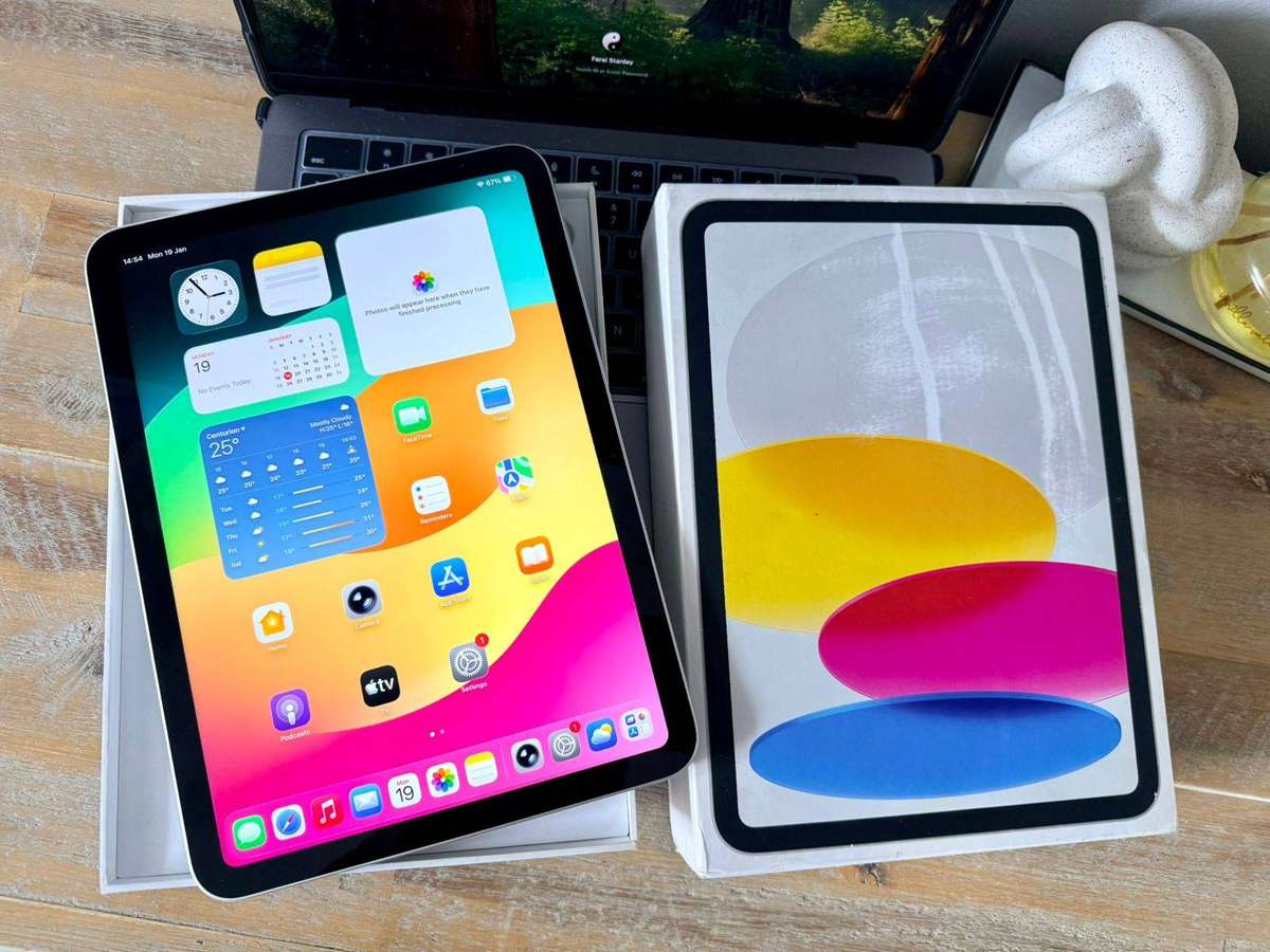 iPad 10th Generation (64GB) + Box, Charger & Accessories *Wi-Fi only Version* Prestine Condition