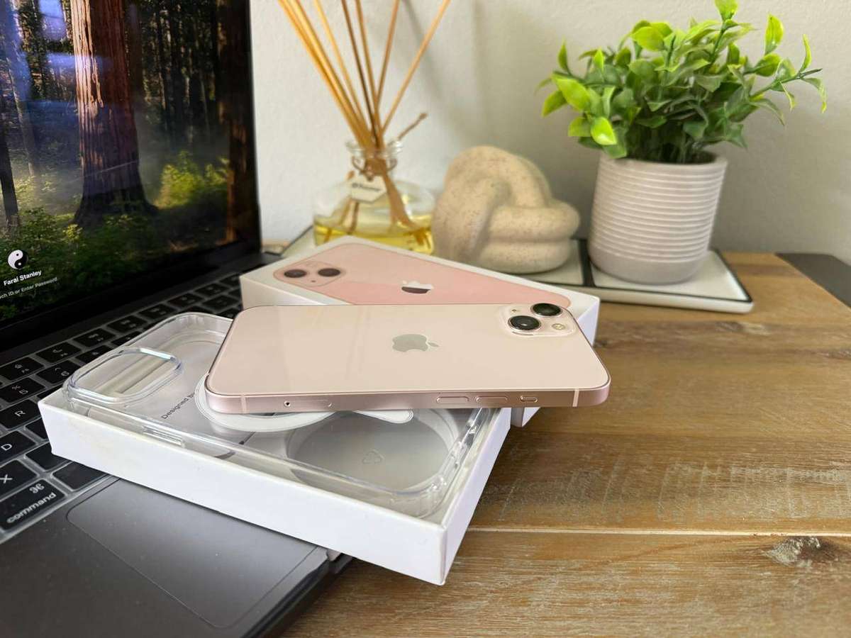 iPhone 13 (256GB) Pink , Excellent Condition +  Box , Charger & Extras