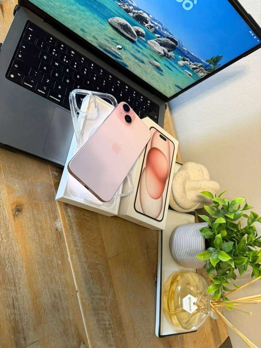 iPhone 15 Plus (256GB) PRESTINE Pre-owned Condition + Box , Charger & Accessories