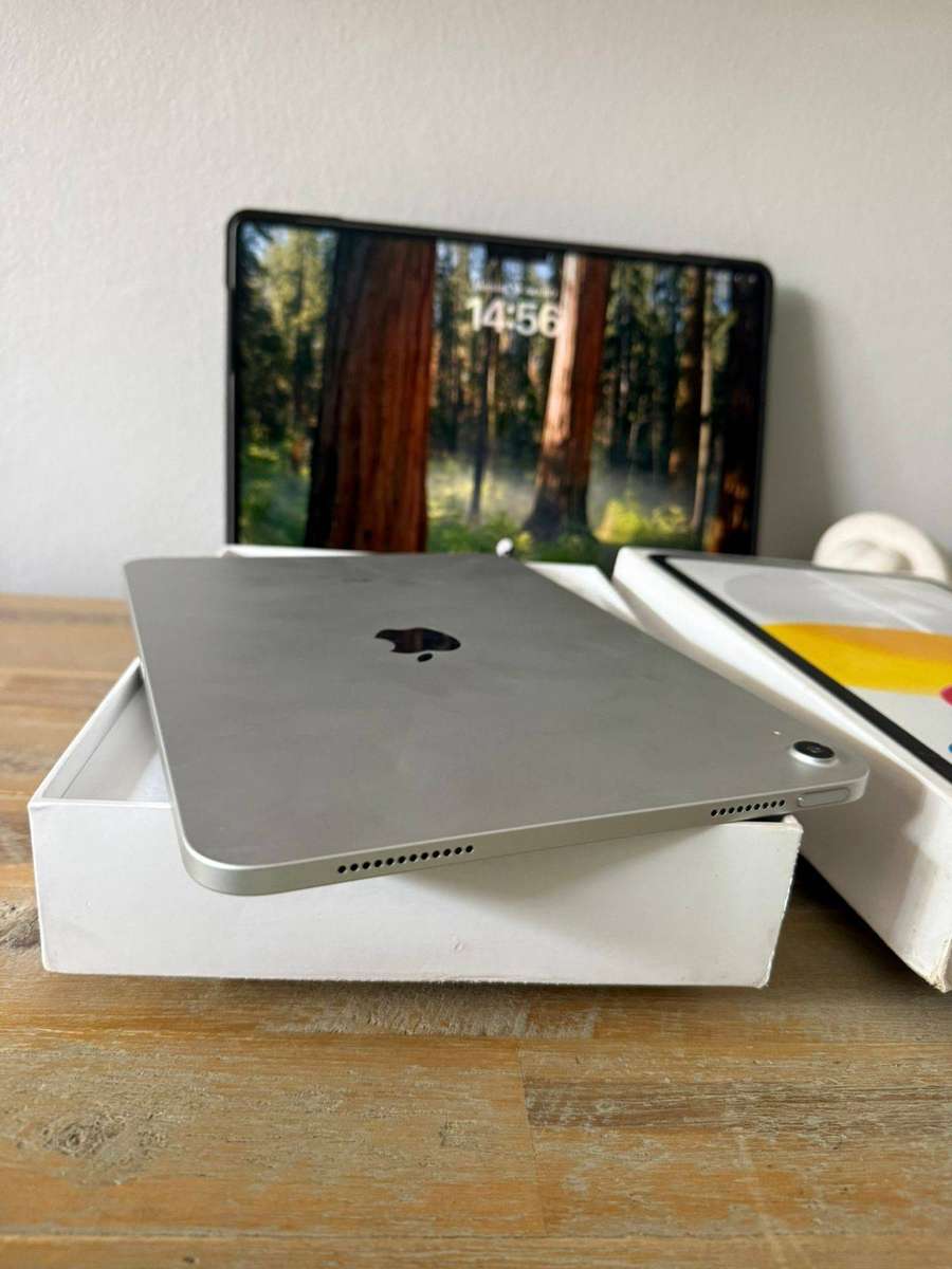iPad 10th Generation (64GB) + Box, Charger & Accessories *Wi-Fi only Version* Prestine Condition