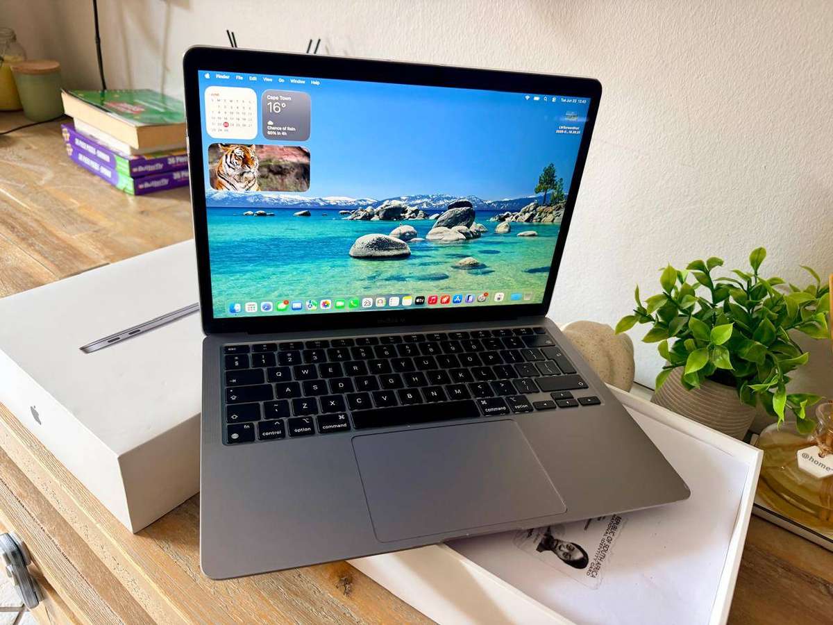 MacBook Air 13.3 Inch Retina, M1 Processor, 2020 (256GB) Box & Charger