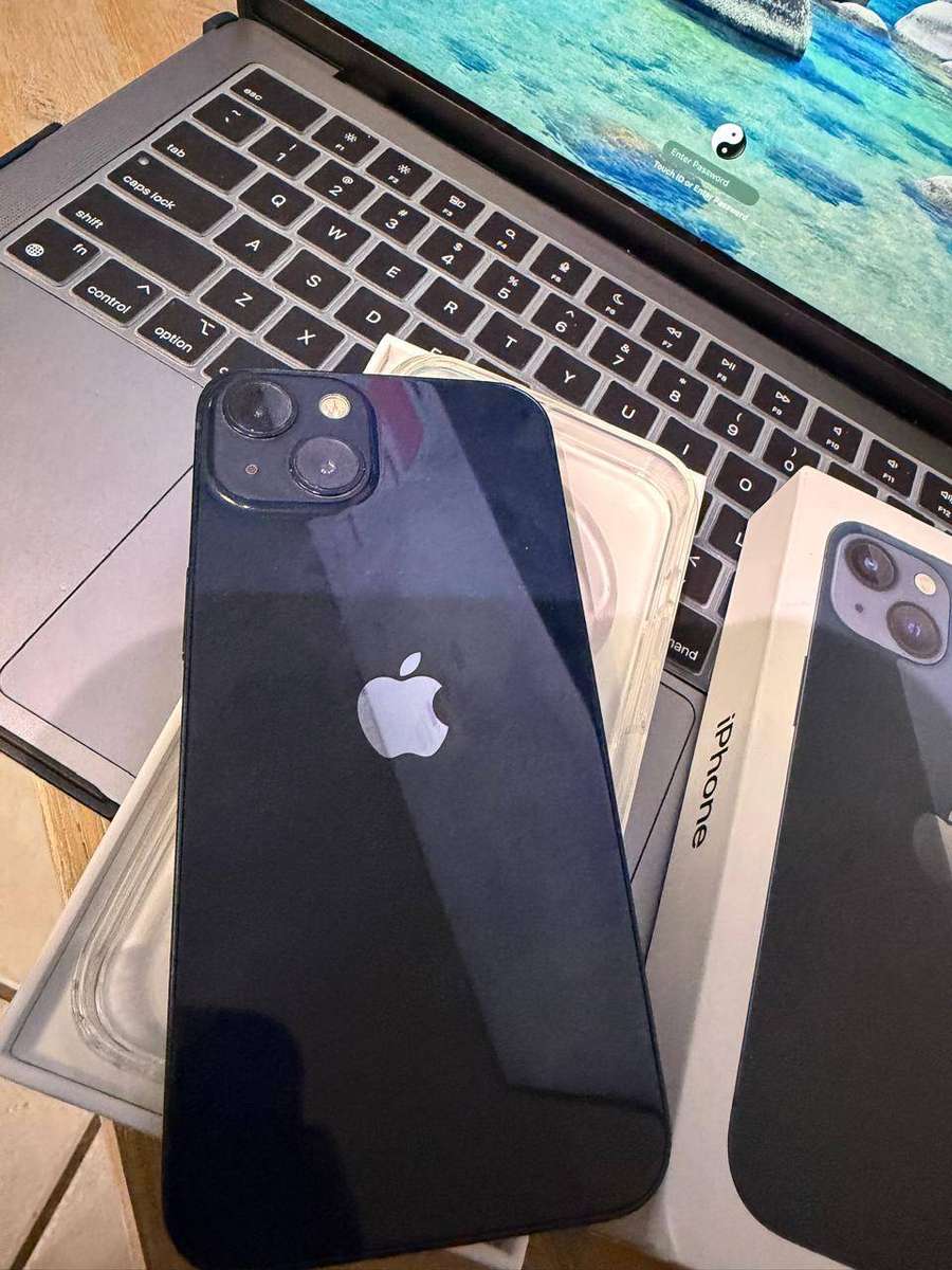 iPhone 13 Excellent pre-owned Condition (128GB) + Box, Charger & Extras