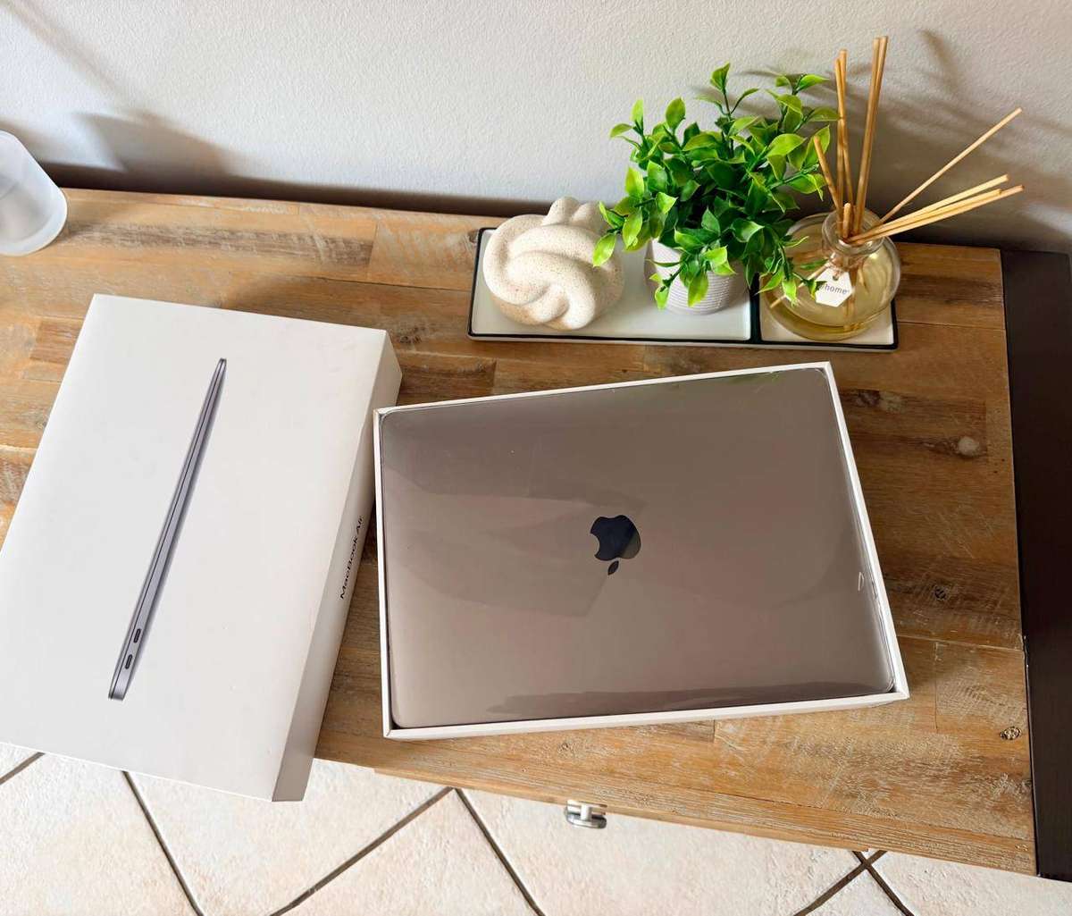MacBook Air 13.3 Inch Retina, M1 Processor, 2020 (256GB) Box & Charger