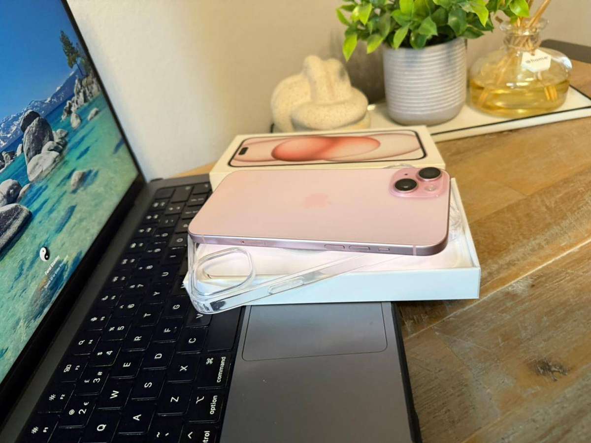 iPhone 15 Plus (256GB) PRESTINE Pre-owned Condition + Box , Charger & Accessories