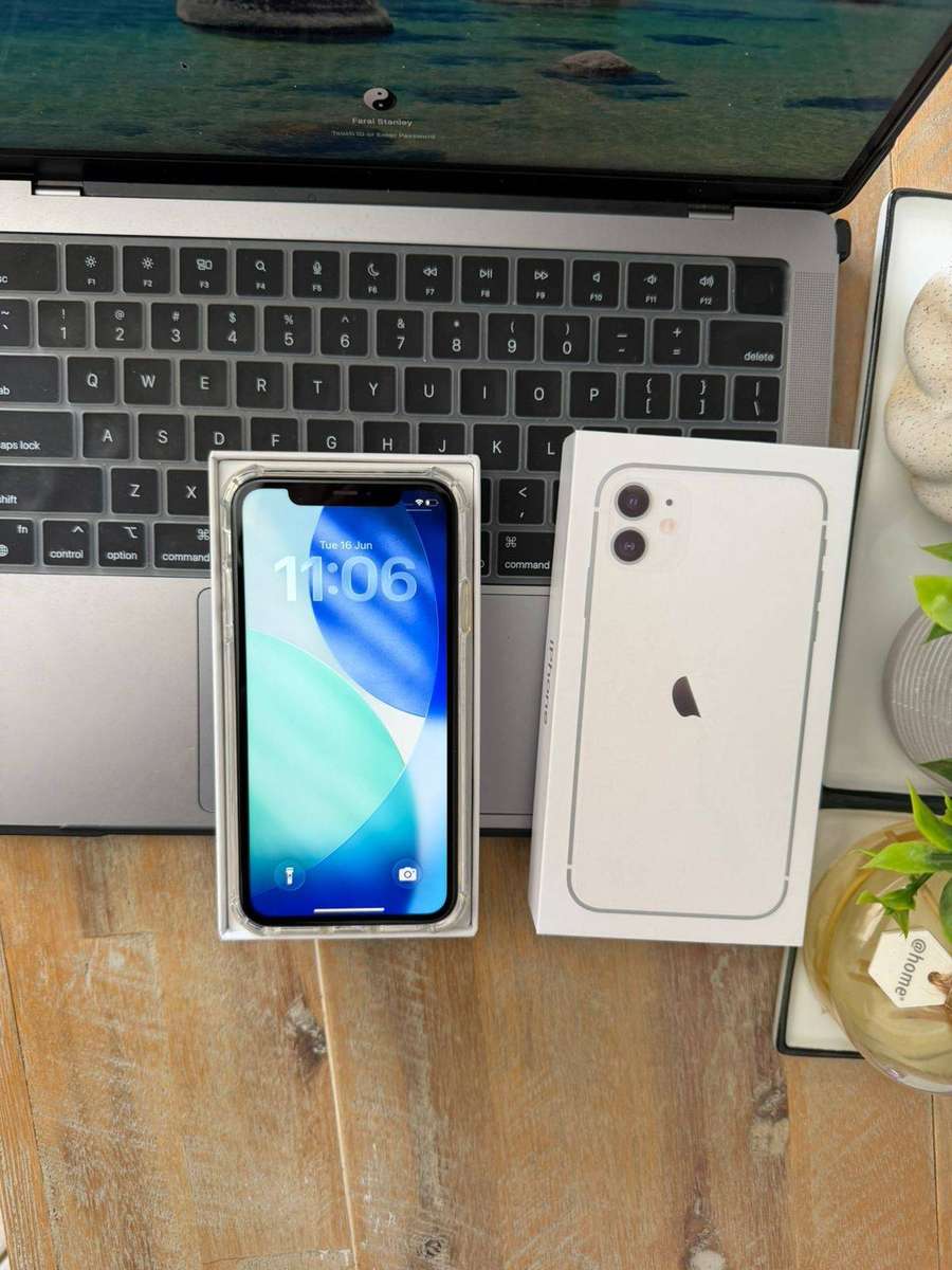 iPhone 11 (128GB) White in Excellent Condition + Box, Charger & Extras