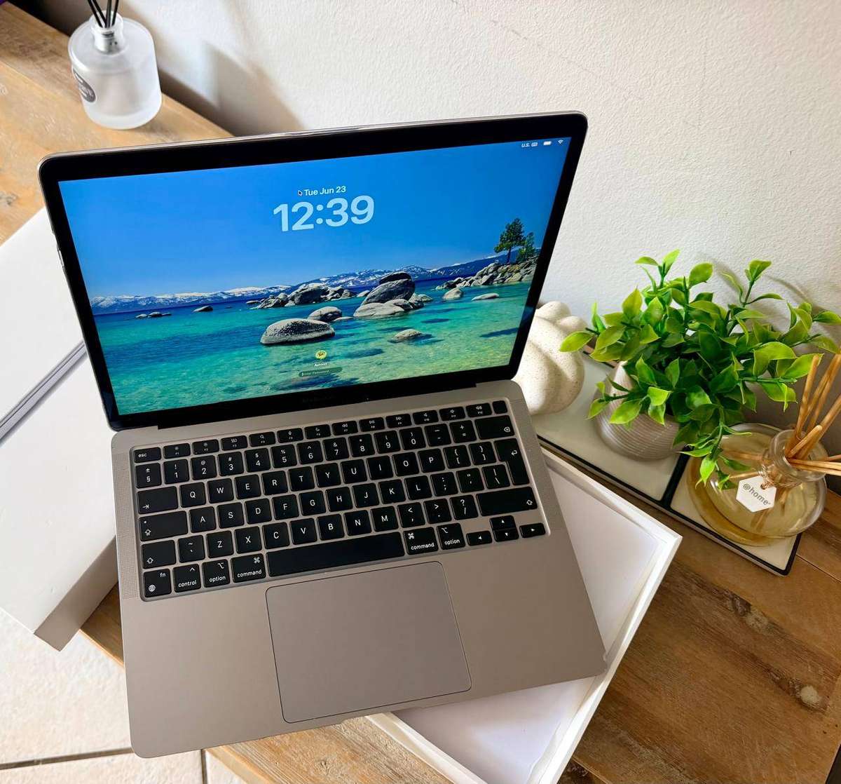 MacBook Air 13.3 Inch Retina, M1 Processor, 2020 (256GB) Box & Charger