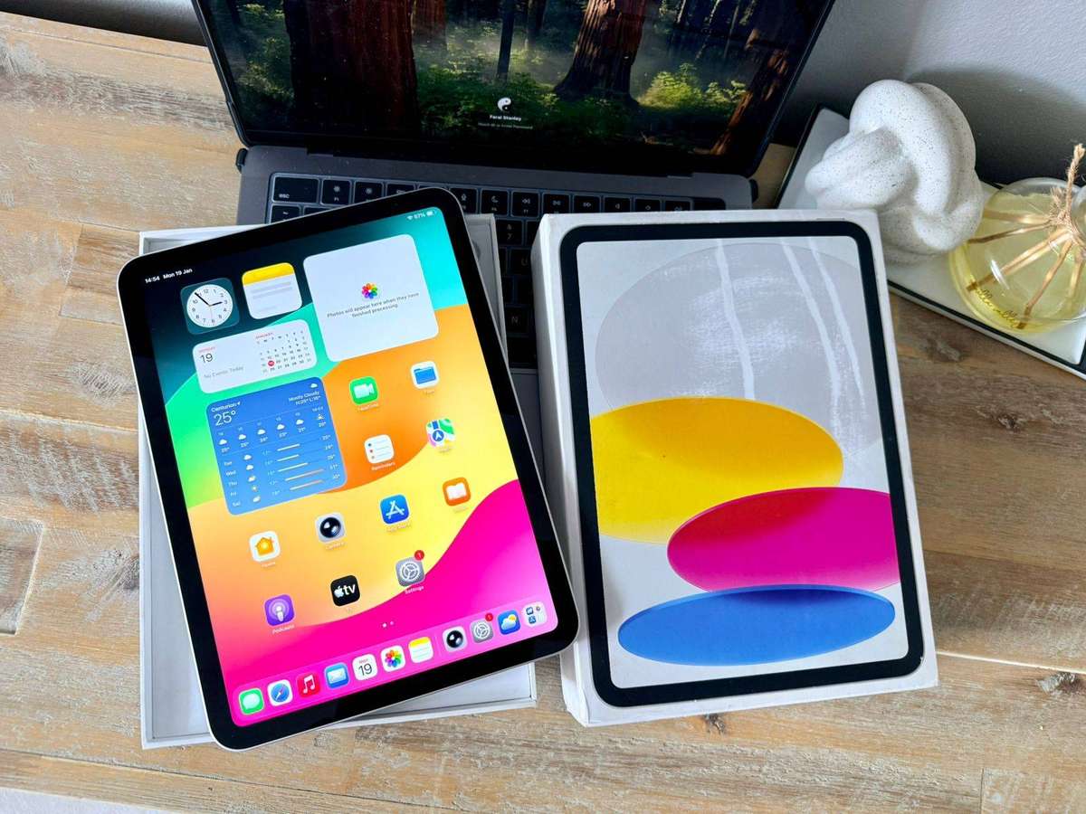 iPad 10th Generation (64GB) + Box, Charger & Accessories *Wi-Fi only Version* Prestine Condition