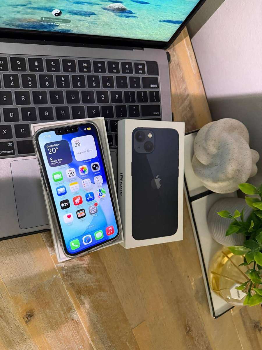 iPhone 13 Excellent pre-owned Condition (128GB) + Box, Charger & Extras