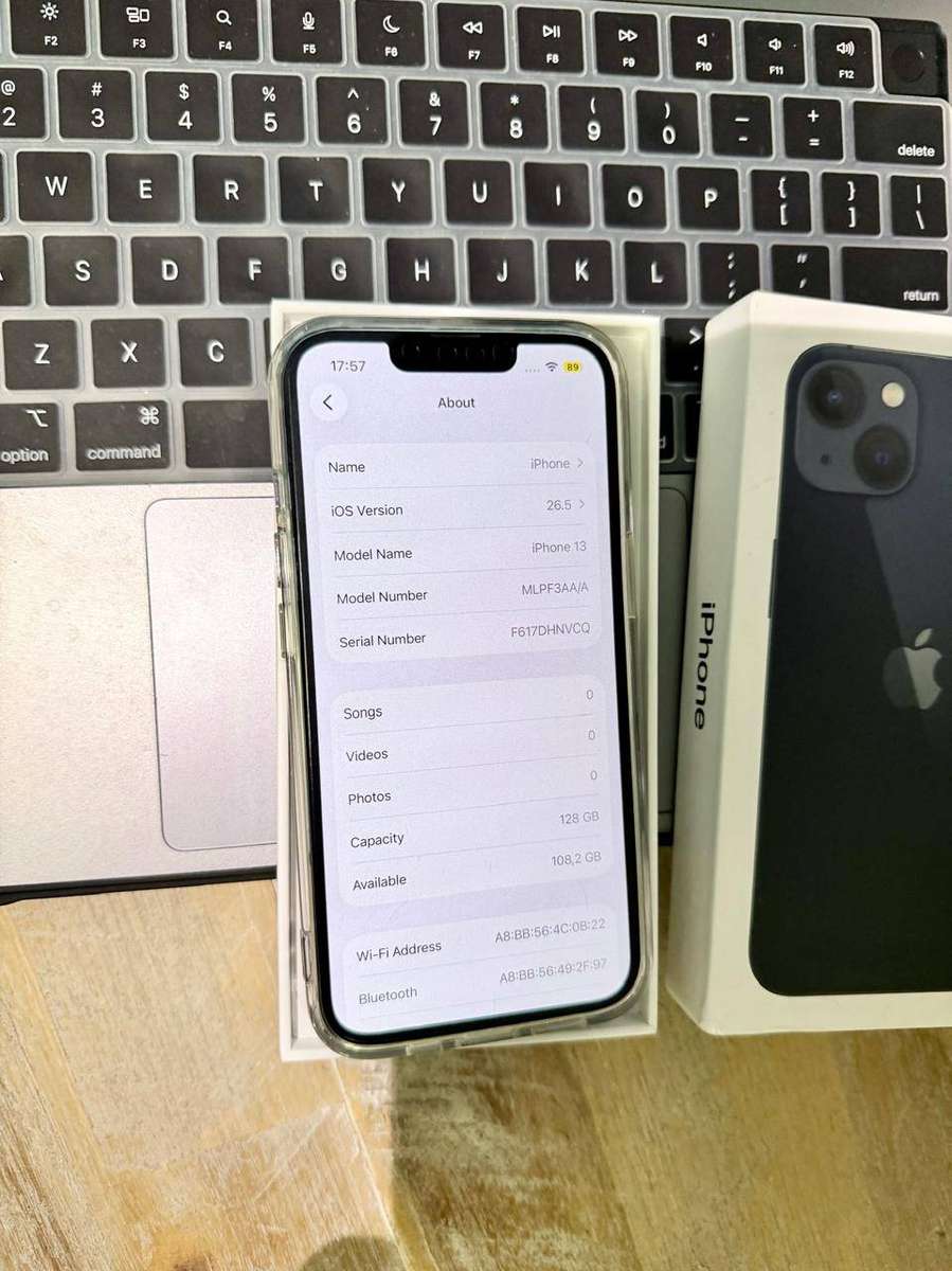 iPhone 13 Excellent pre-owned Condition (128GB) + Box, Charger & Extras