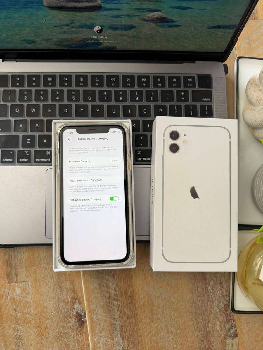 iPhone 11 (128GB) White in Excellent Condition + Box, Charger & Extras