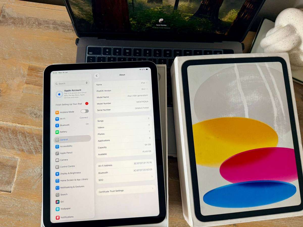 iPad 10th Generation (64GB) + Box, Charger & Accessories *Wi-Fi only Version* Prestine Condition