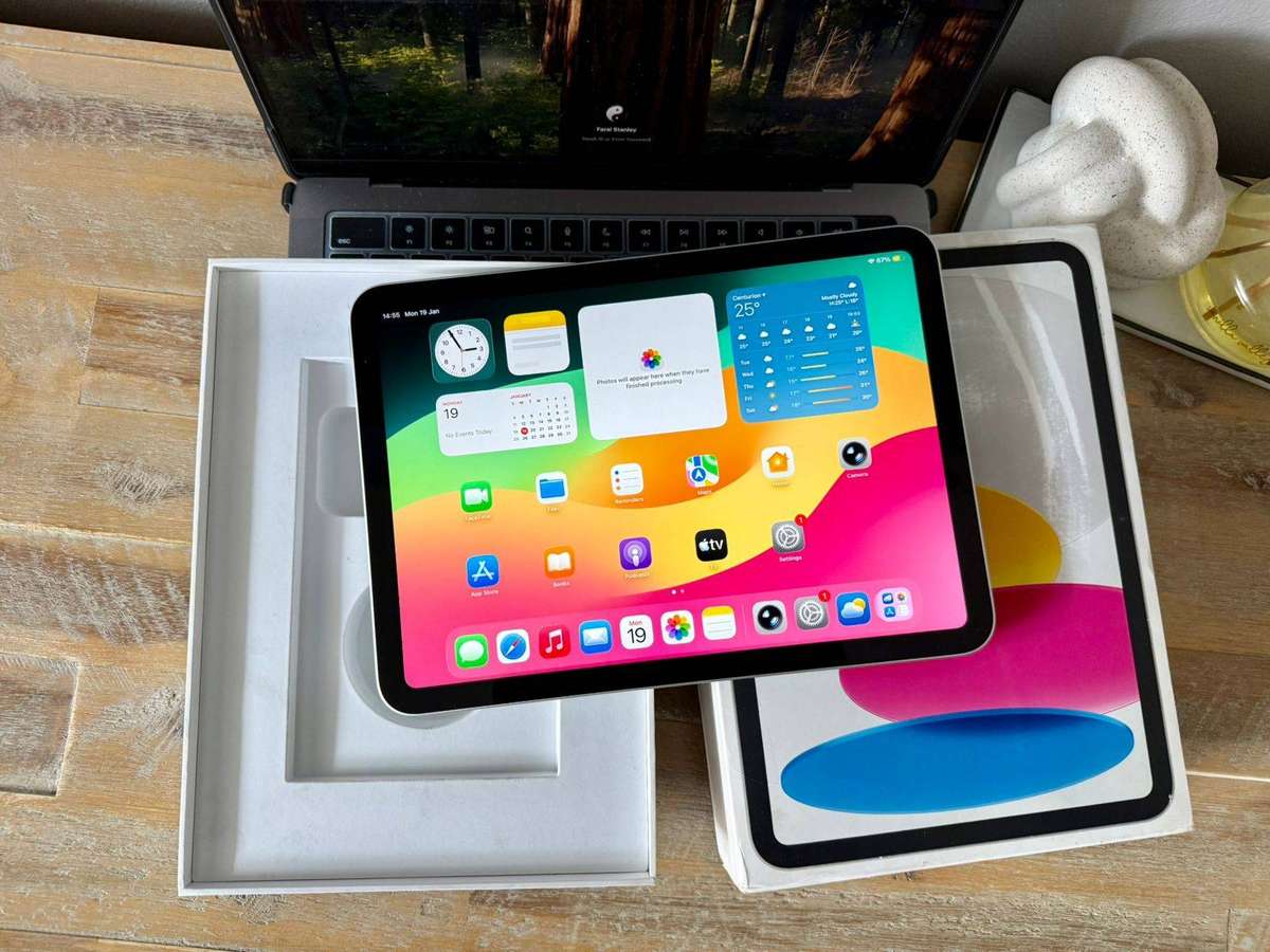 iPad 10th Generation (64GB) + Box, Charger & Accessories *Wi-Fi only Version* Prestine Condition