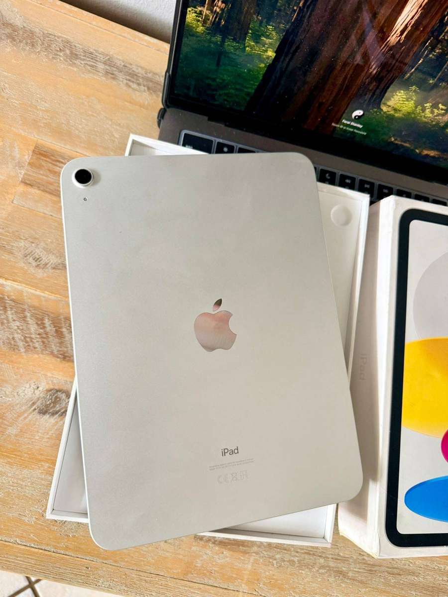 iPad 10th Generation (64GB) + Box, Charger & Accessories *Wi-Fi only Version* Prestine Condition