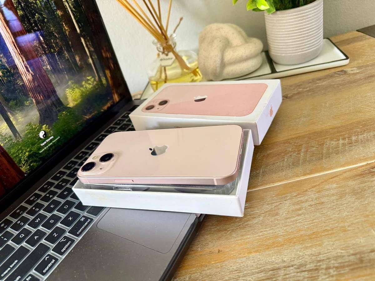 iPhone 13 (256GB) Pink , Excellent Condition +  Box , Charger & Extras