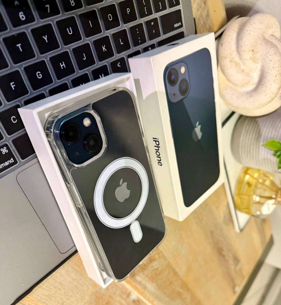 iPhone 13 Excellent pre-owned Condition (128GB) + Box, Charger & Extras