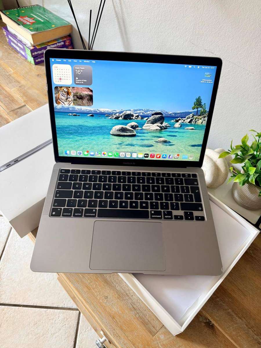 MacBook Air 13.3 Inch Retina, M1 Processor, 2020 (256GB) Box & Charger