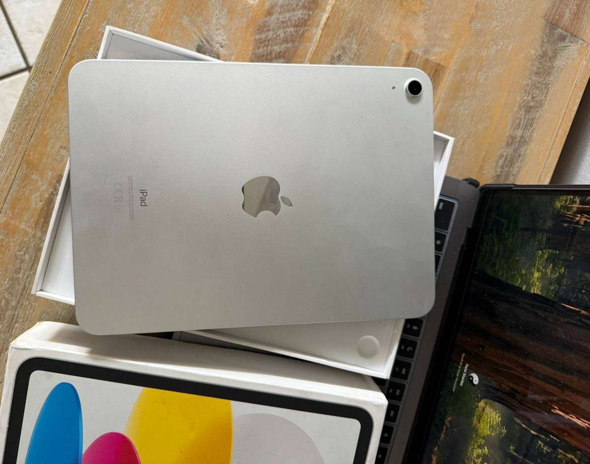 iPad 10th Generation (64GB) + Box, Charger & Accessories *Wi-Fi only Version* Prestine Condition
