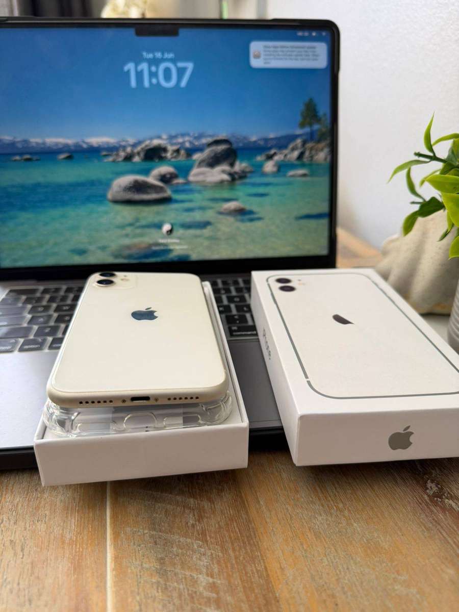 iPhone 11 (128GB) White in Excellent Condition + Box, Charger & Extras