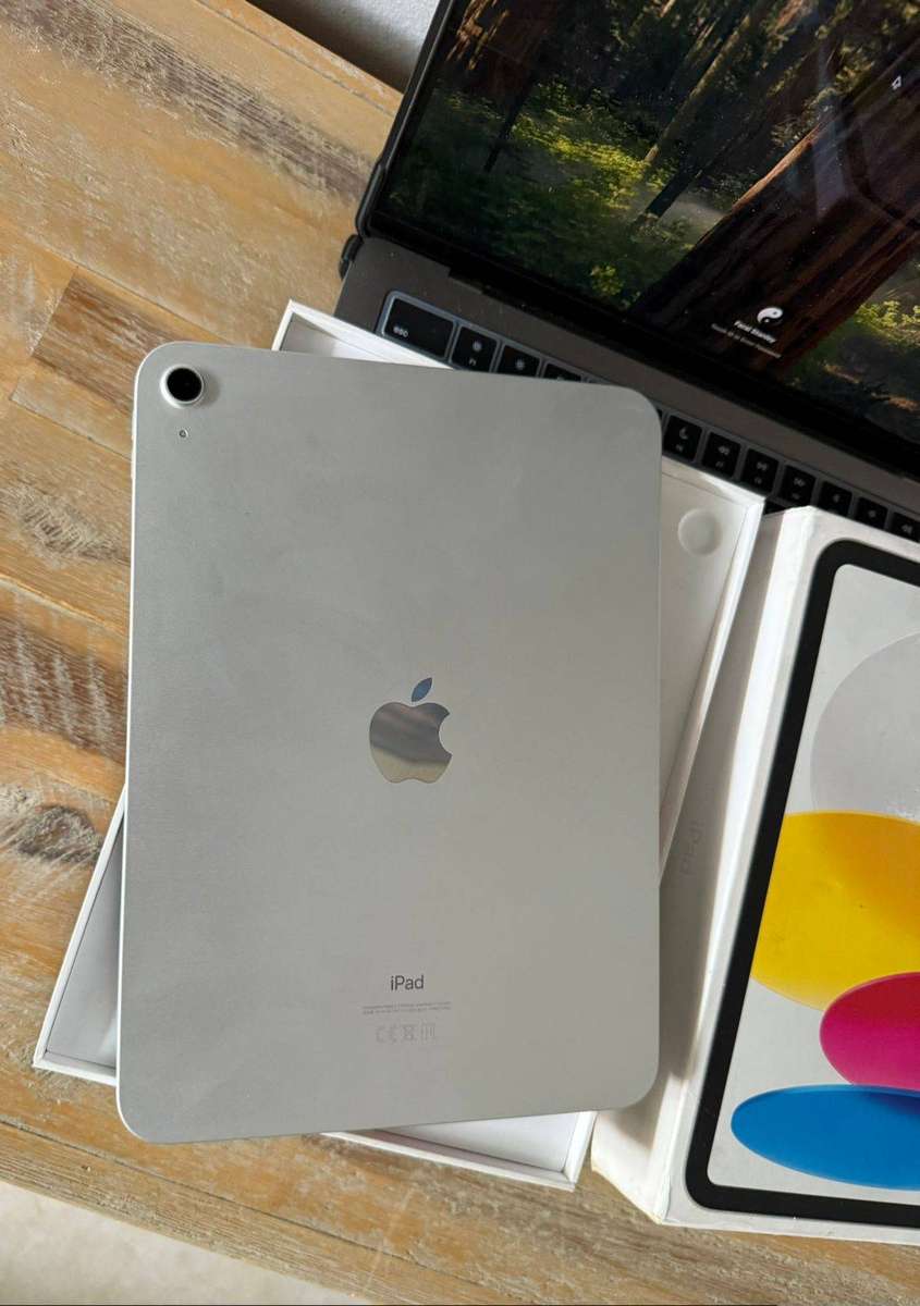 iPad 10th Generation (64GB) + Box, Charger & Accessories *Wi-Fi only Version* Prestine Condition