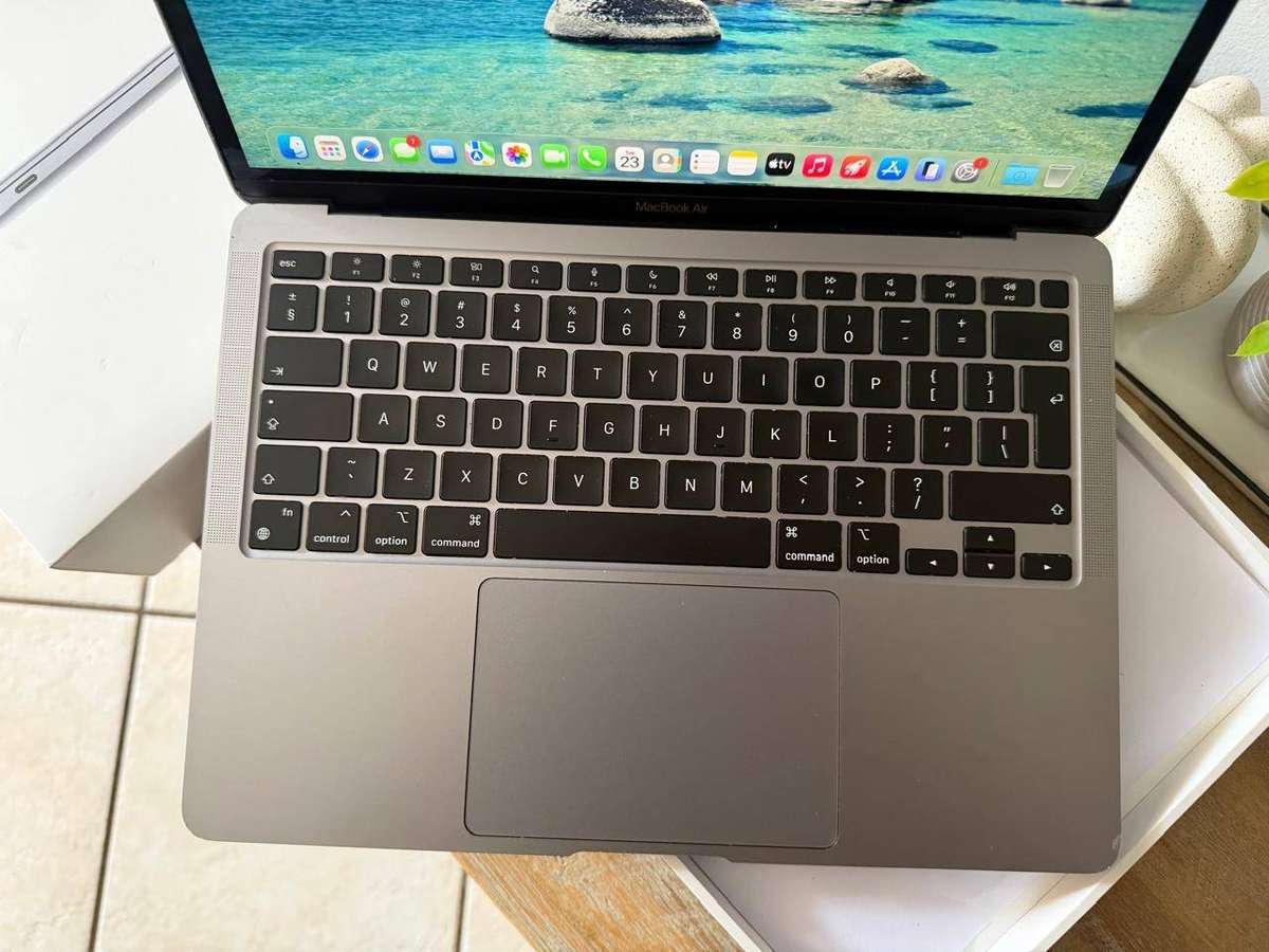 MacBook Air 13.3 Inch Retina, M1 Processor, 2020 (256GB) Box & Charger