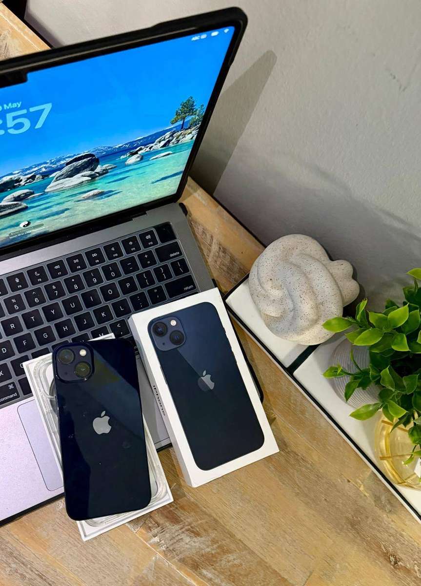 iPhone 13 Excellent pre-owned Condition (128GB) + Box, Charger & Extras
