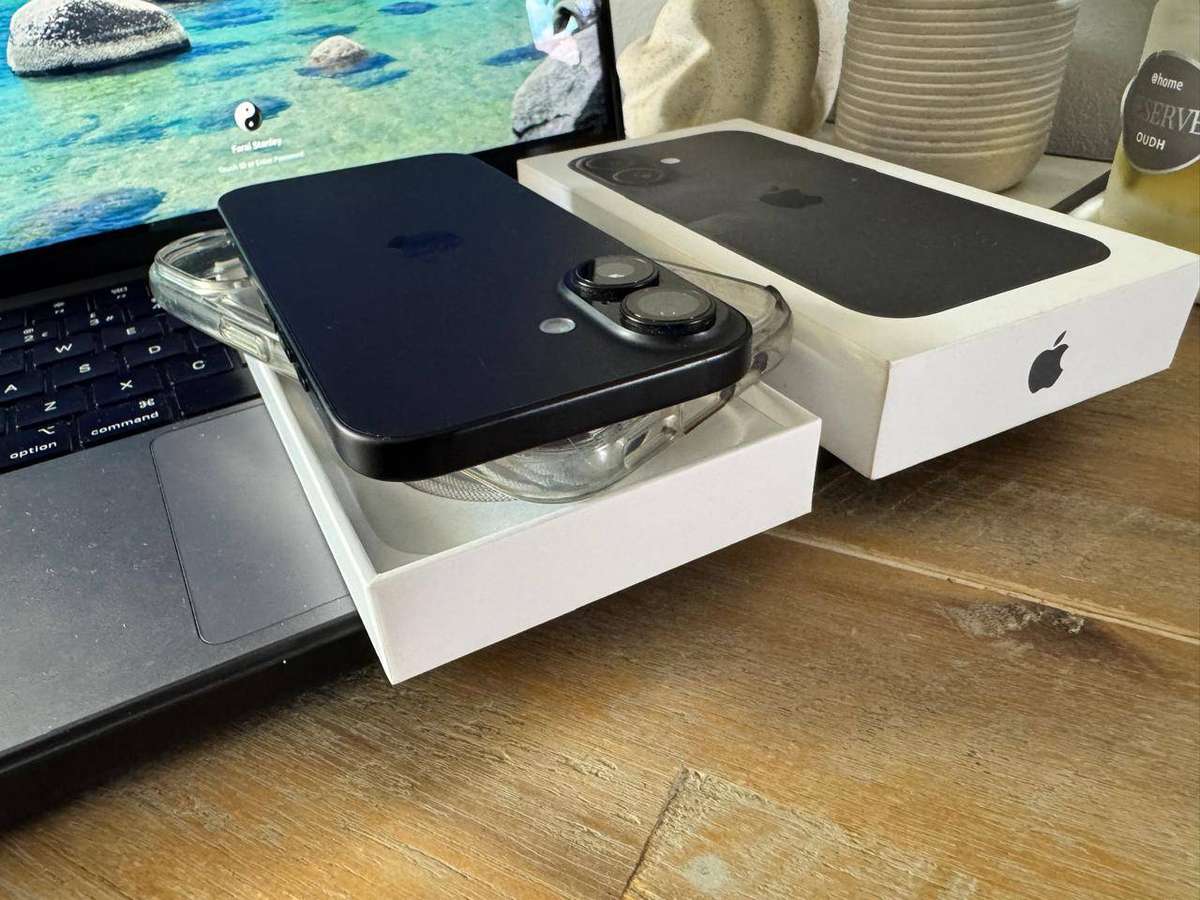 iPhone 16 (128GB) Excellent Condition AS NEW+ Box, Charger & Extras