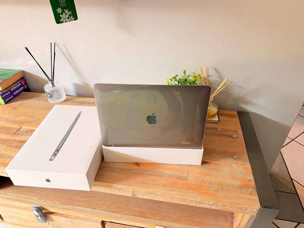 MacBook Air 13.3 Inch Retina, M1 Processor, 2020 (256GB) Box & Charger