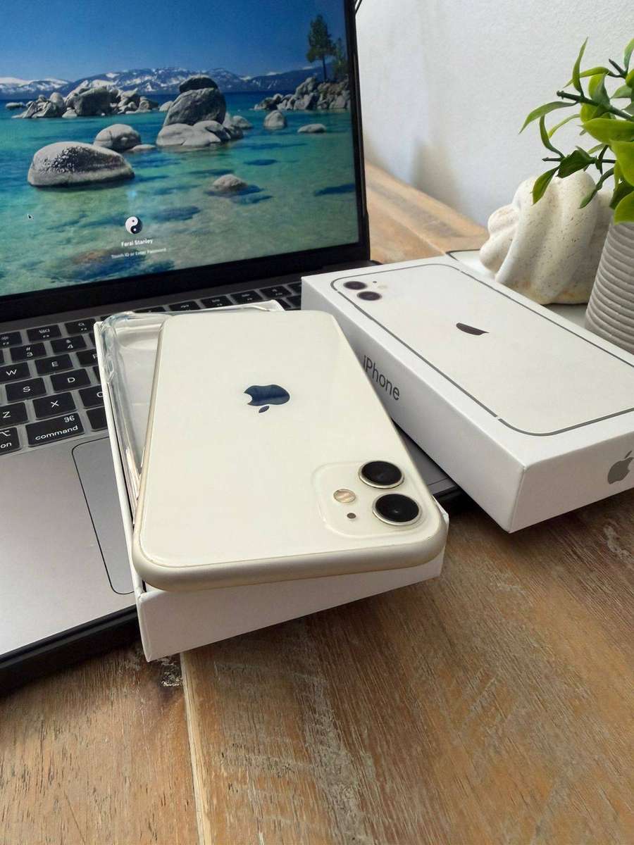 iPhone 11 (128GB) White in Excellent Condition + Box, Charger & Extras