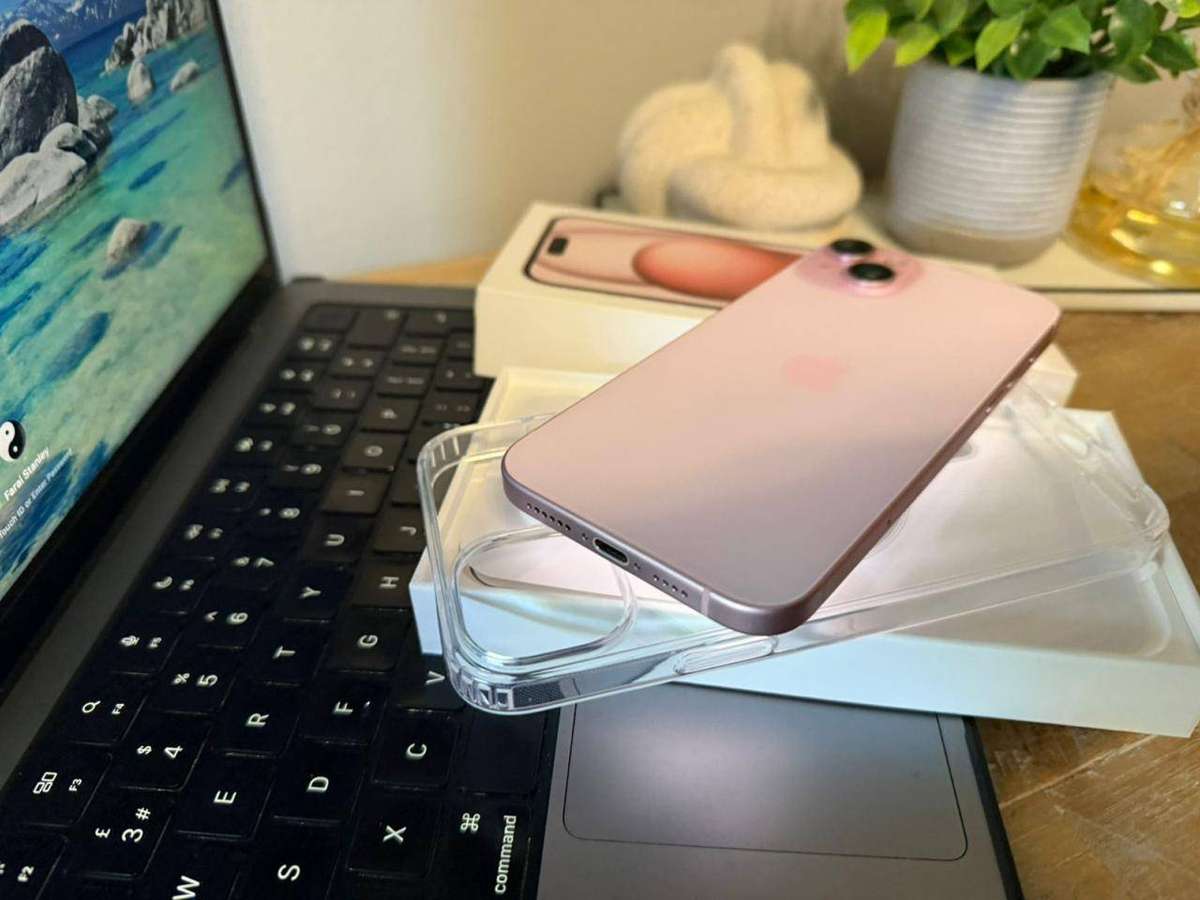 iPhone 15 Plus (256GB) PRESTINE Pre-owned Condition + Box , Charger & Accessories
