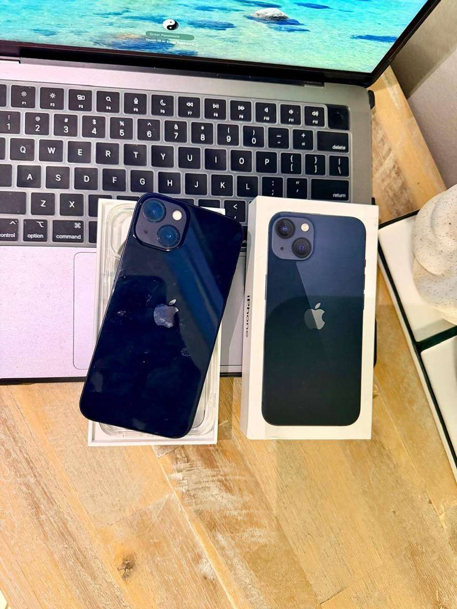iPhone 13 Excellent pre-owned Condition (128GB) + Box, Charger & Extras