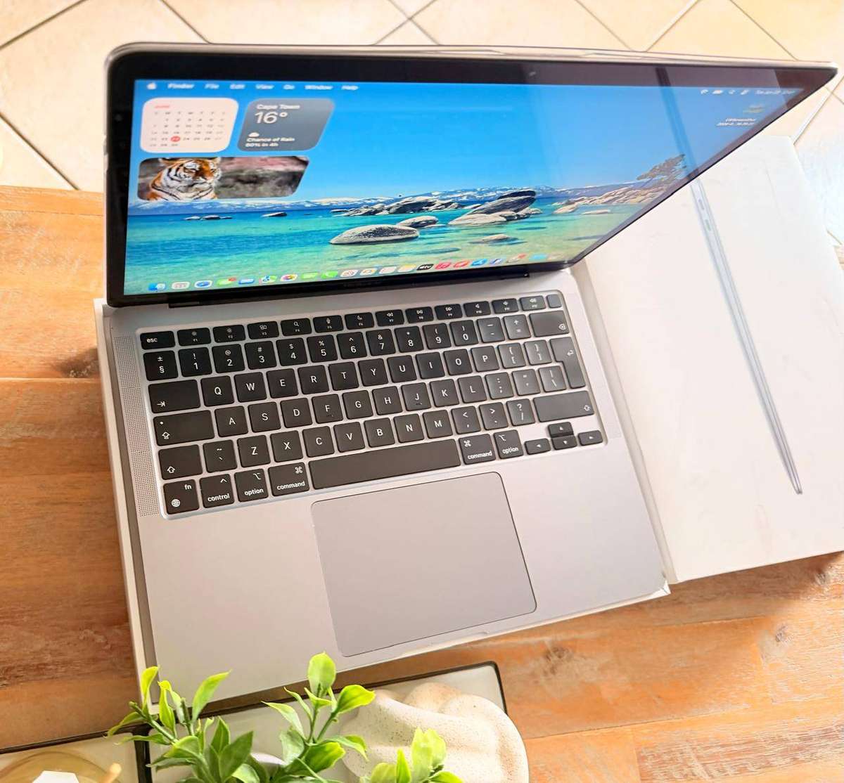 MacBook Air 13.3 Inch Retina, M1 Processor, 2020 (256GB) Box & Charger