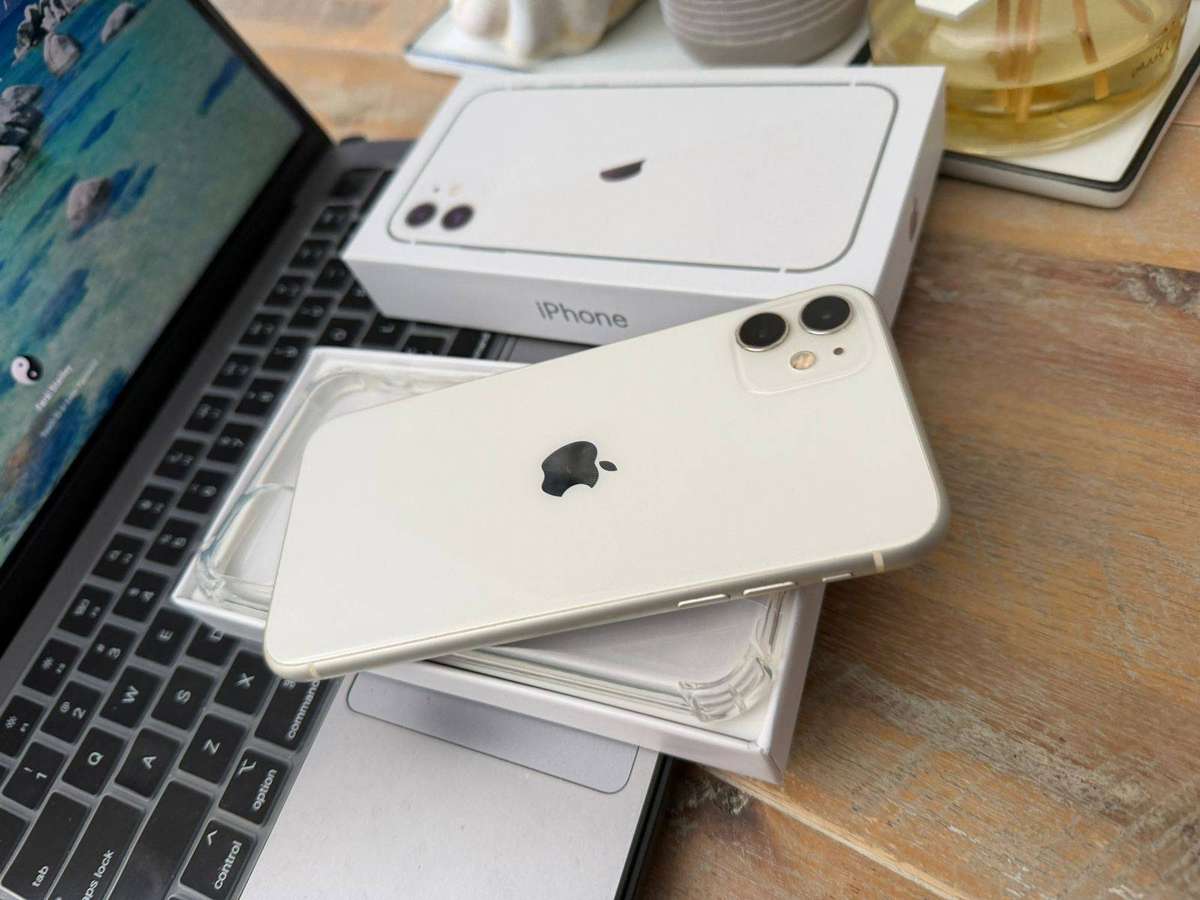 iPhone 11 (128GB) White in Excellent Condition + Box, Charger & Extras