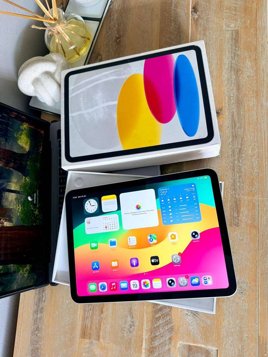 iPad 10th Generation (64GB) + Box, Charger & Accessories *Wi-Fi only Version* Prestine Condition