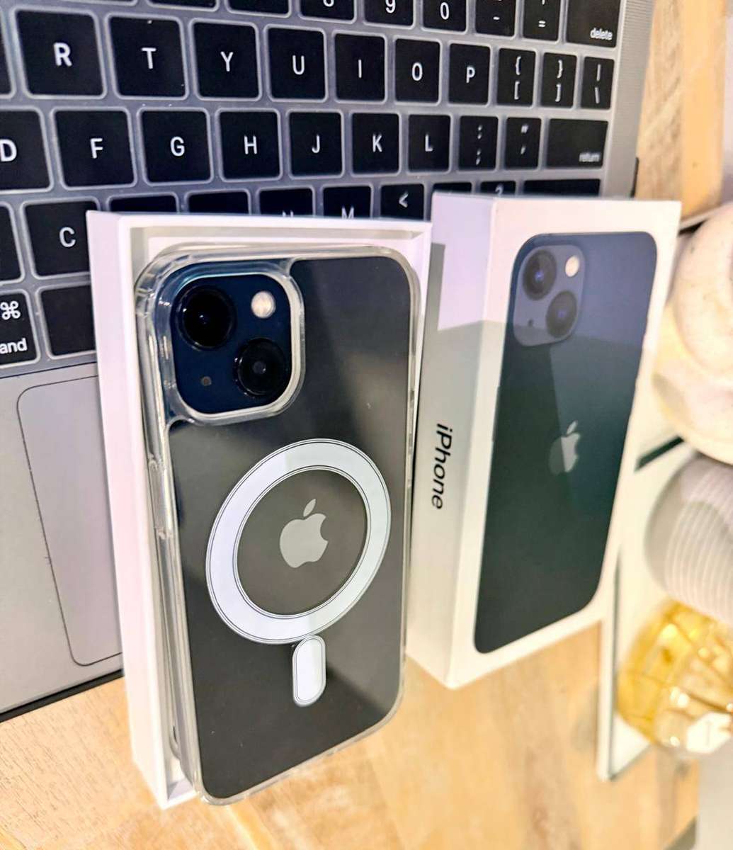 iPhone 13 Excellent pre-owned Condition (128GB) + Box, Charger & Extras