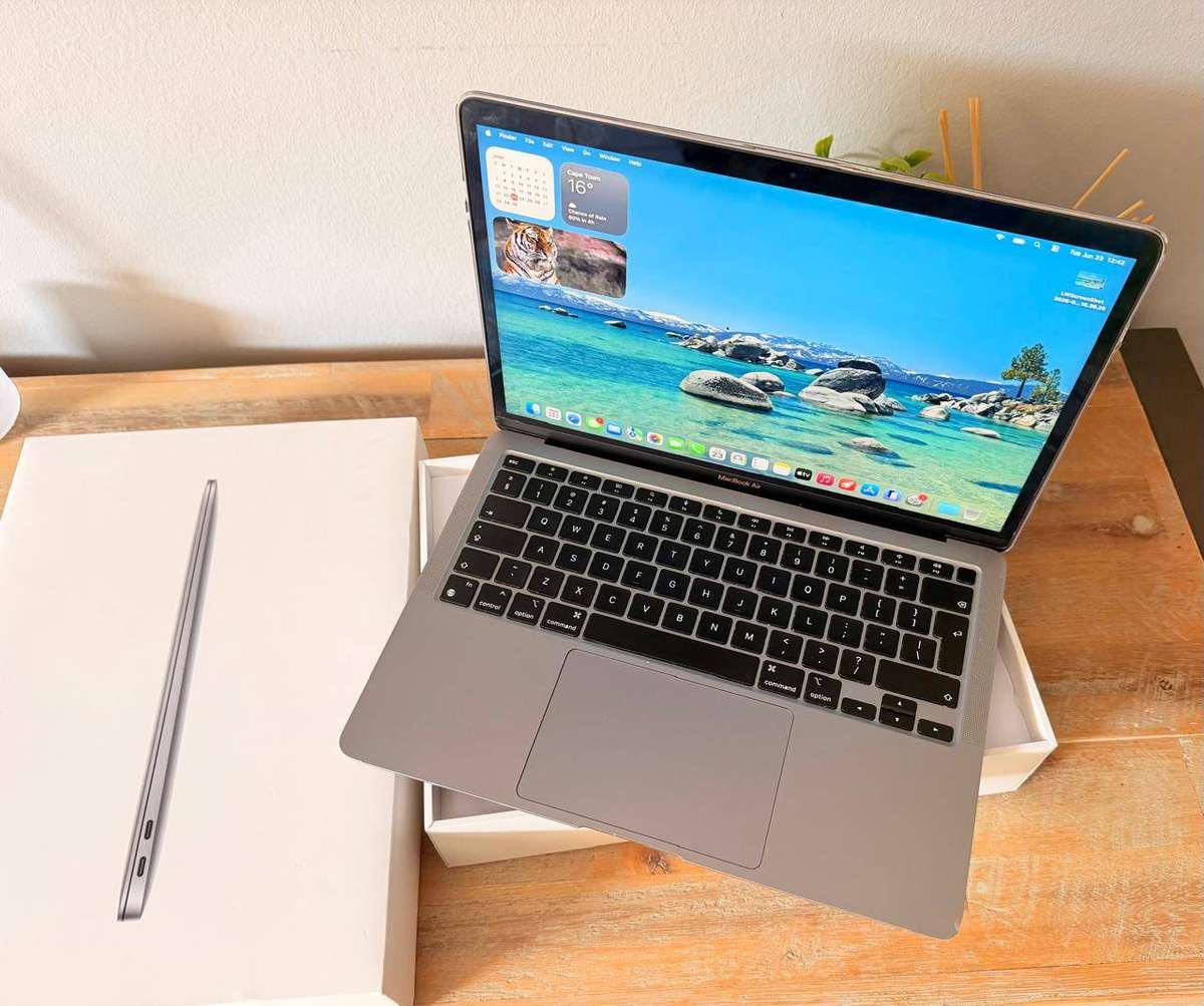 MacBook Air 13.3 Inch Retina, M1 Processor, 2020 (256GB) Box & Charger