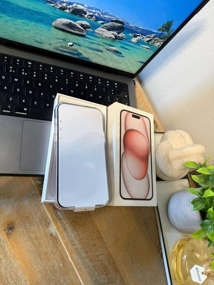 iPhone 15 Plus (256GB) PRESTINE Pre-owned Condition + Box , Charger & Accessories