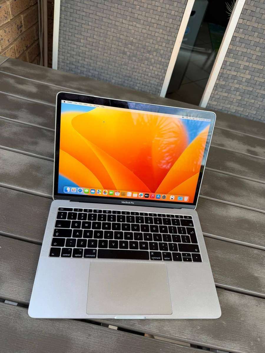 MacBook Pro Non-Touch Bar 13.3 Inch Retina, 2017 (128GB)  Excellent Condition + Charger