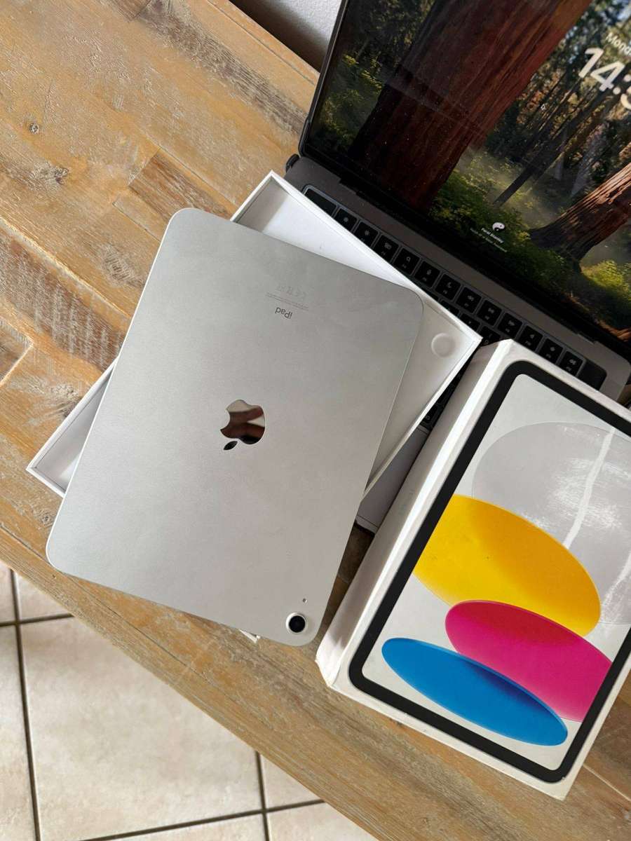 iPad 10th Generation (64GB) + Box, Charger & Accessories *Wi-Fi only Version* Prestine Condition
