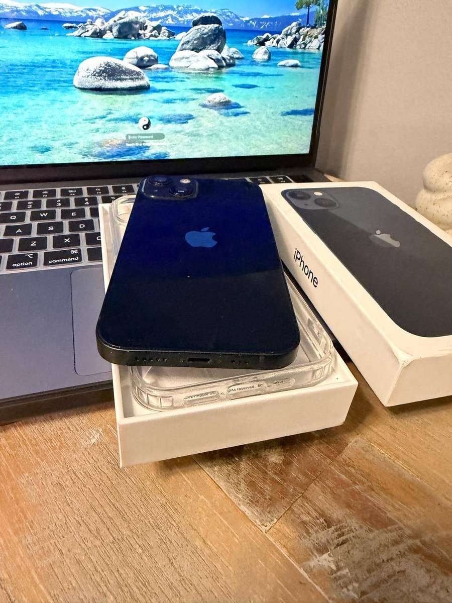 iPhone 13 Excellent pre-owned Condition (128GB) + Box, Charger & Extras