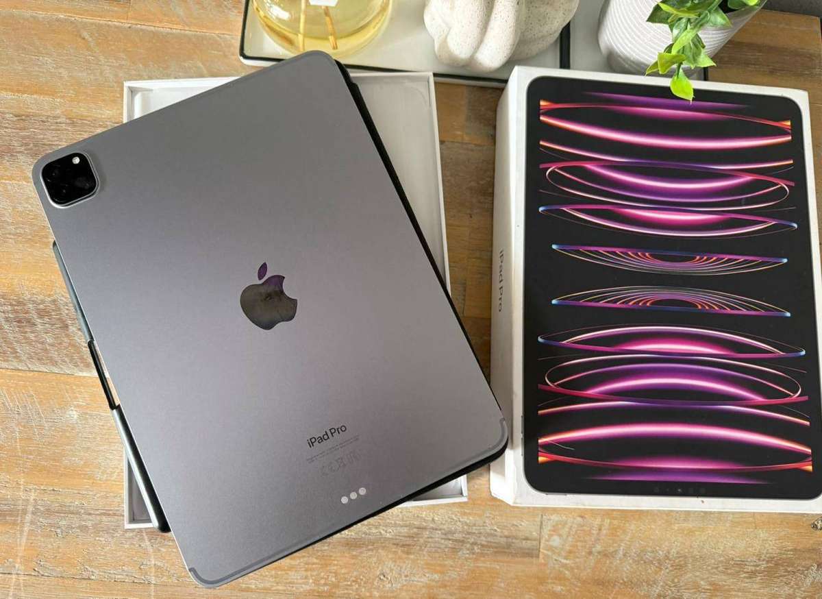 Apple iPad Pro 11 inch M2 Chip 128GB Wi-Fi + Cellular with Box, Charger & Extras