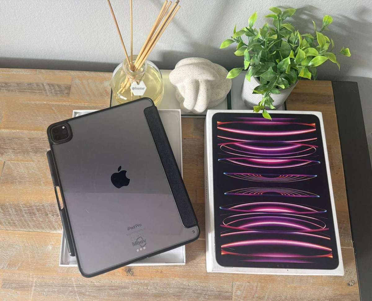 Apple iPad Pro 11 inch M2 Chip 128GB Wi-Fi + Cellular with Box, Charger & Extras