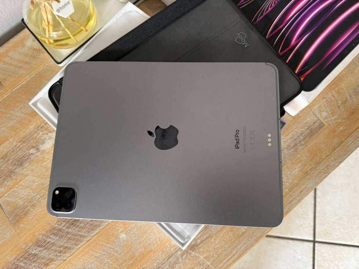 Apple iPad Pro 11 inch M2 Chip 128GB Wi-Fi + Cellular with Box, Charger & Extras