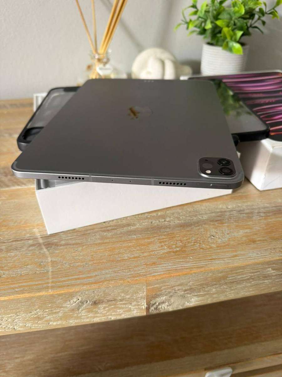 Apple iPad Pro 11 inch M2 Chip 128GB Wi-Fi + Cellular with Box, Charger & Extras