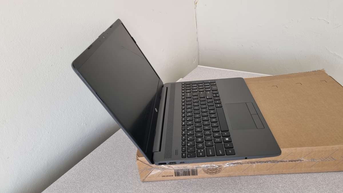 HP 15-DW0XXX - 8TH GEN CORE i5-8265U, 8GB RAM, 512GB NVME SSD, 15" HD DISPLAY, WINDOWS 11 HOME SL