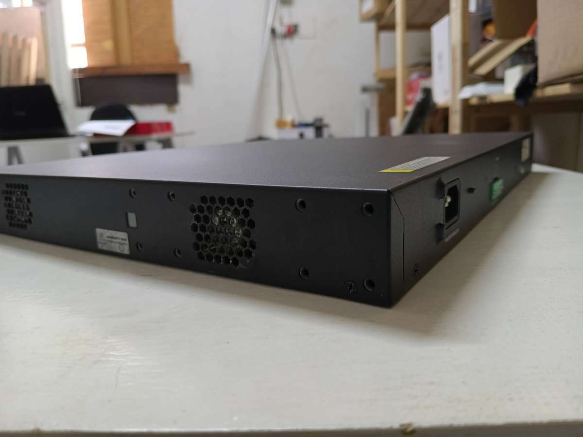 PE 1950-24G-2SFP+-2XGT-PoE+ - switch - 24 ports - managed - rack-mountable