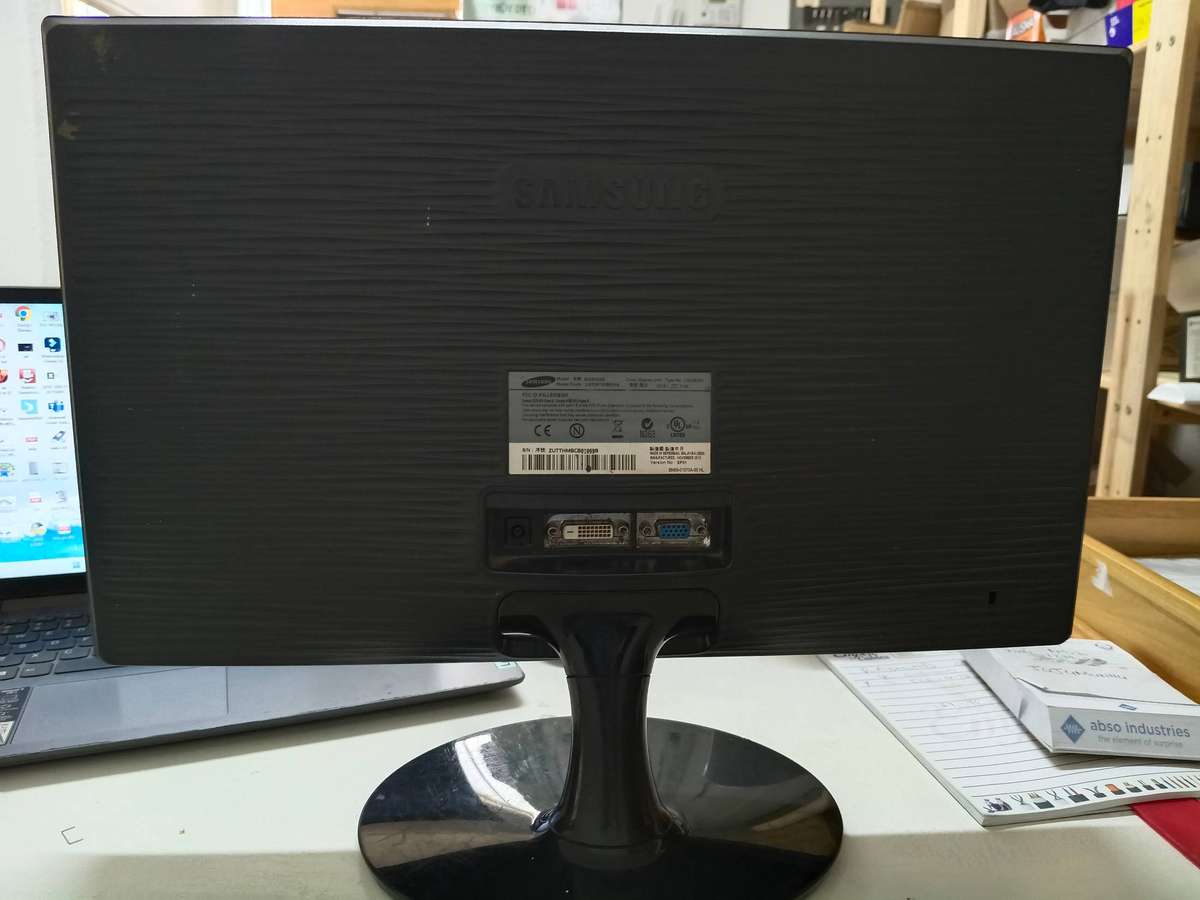 20INCHES LED SAMSUNG MONITOR