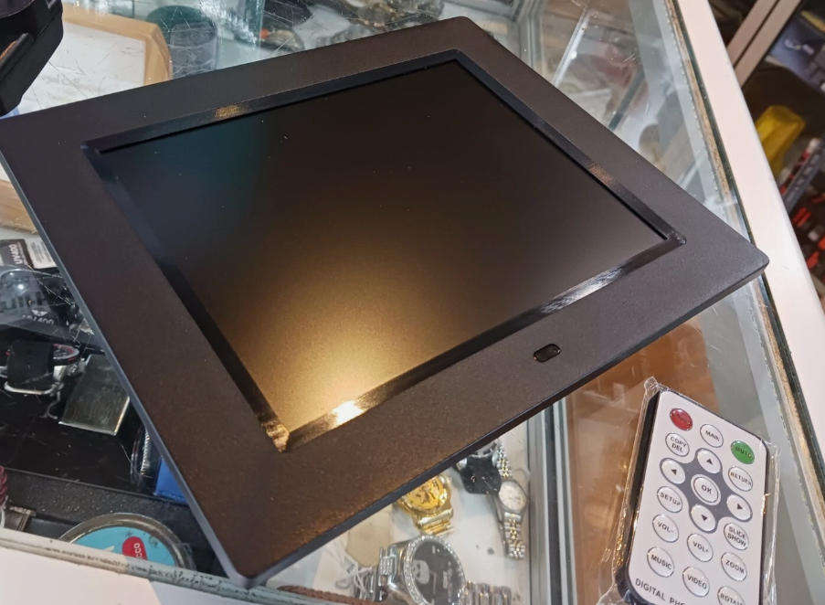 DICK SMITH 8" DIGITAL PHOTO FRAME - PLAYS VIDEOS, MUSIC & PHOTO SLIDESHOWS ,excellent condition