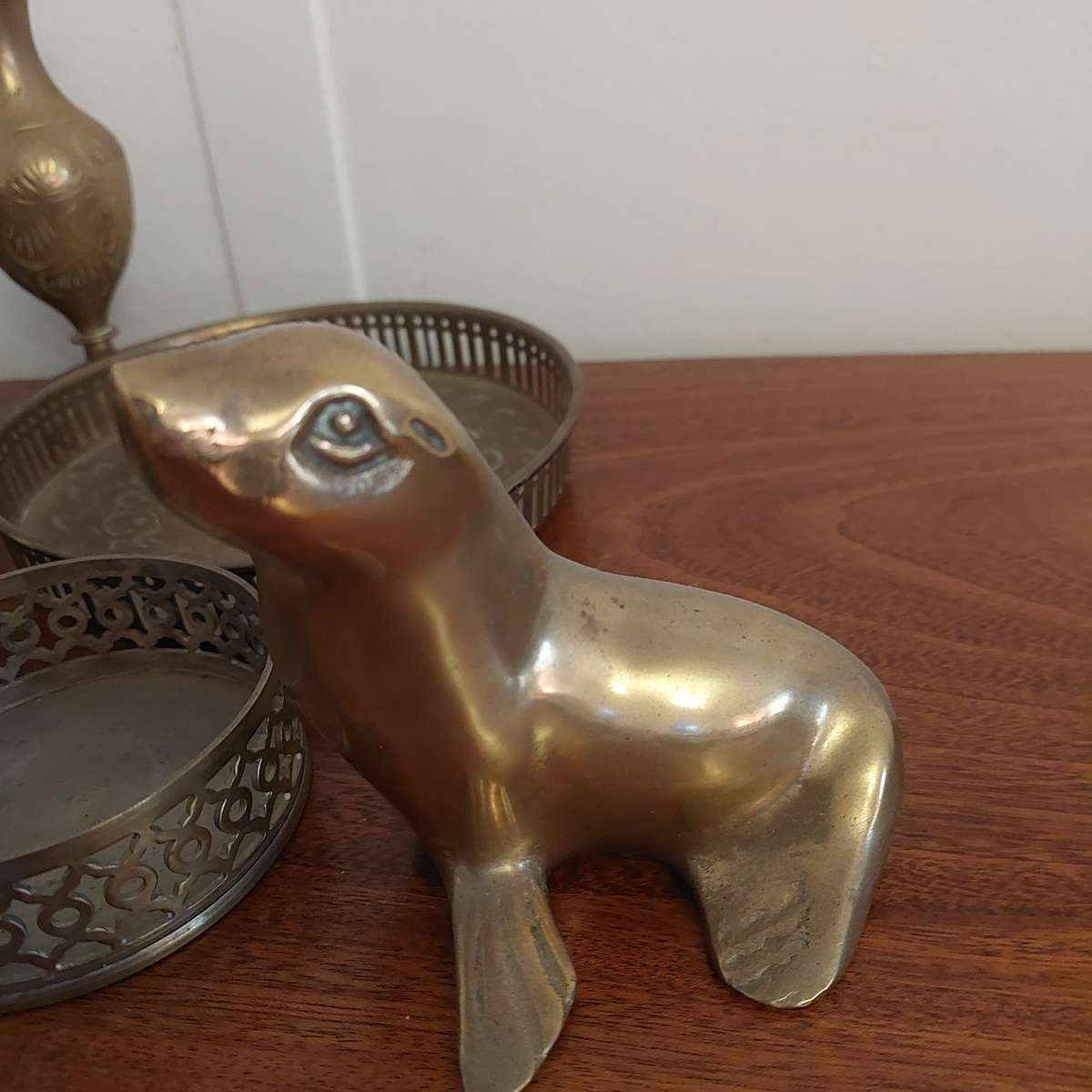 Mixed lot brass and brass tone items