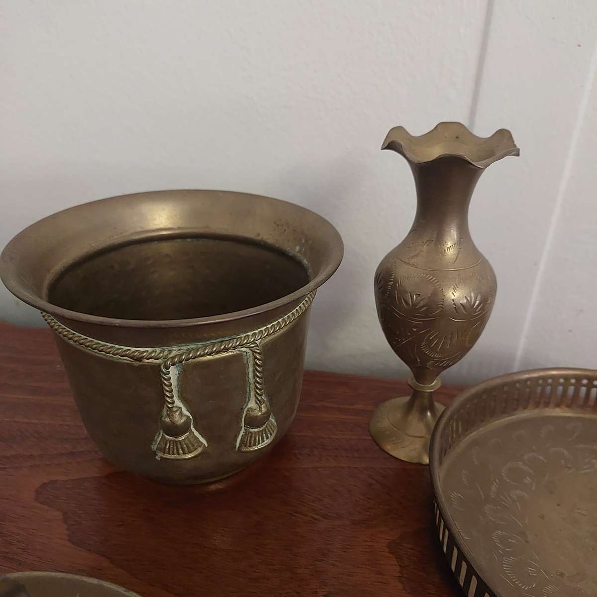 Mixed lot brass and brass tone items