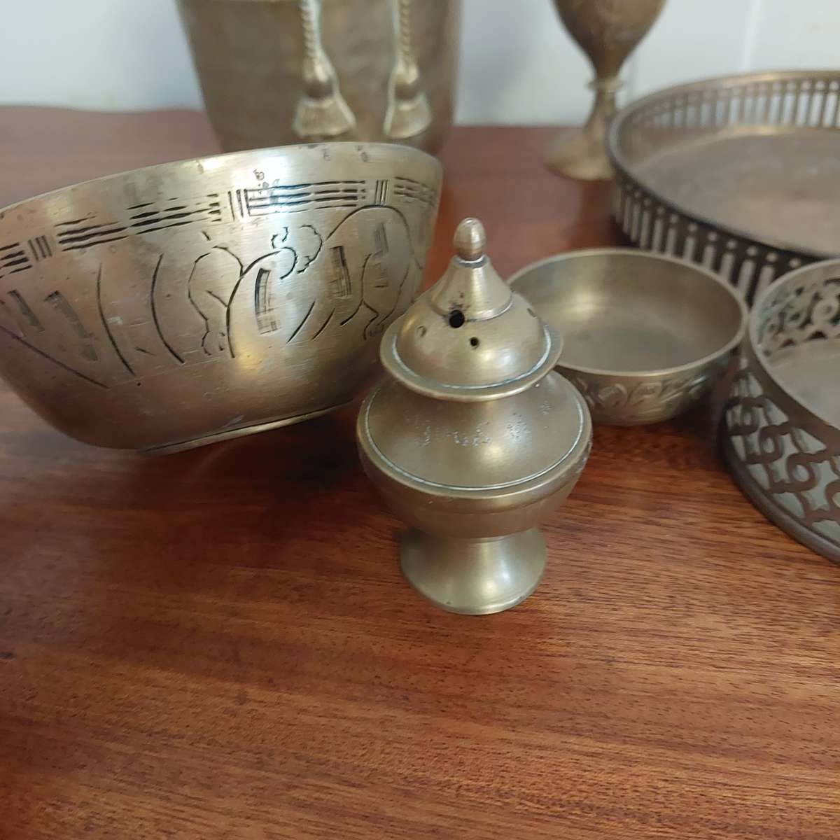 Mixed lot brass and brass tone items